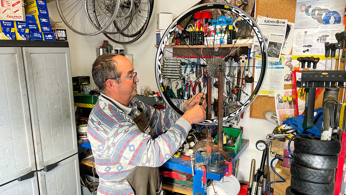 245-l-artesa-reparador-de-bicicletes-1644884677