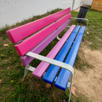 L’Ajuntament pinta bancs públics amb els colors LGTBIQ+