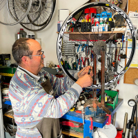 L'artesà reparador de bicicletes
