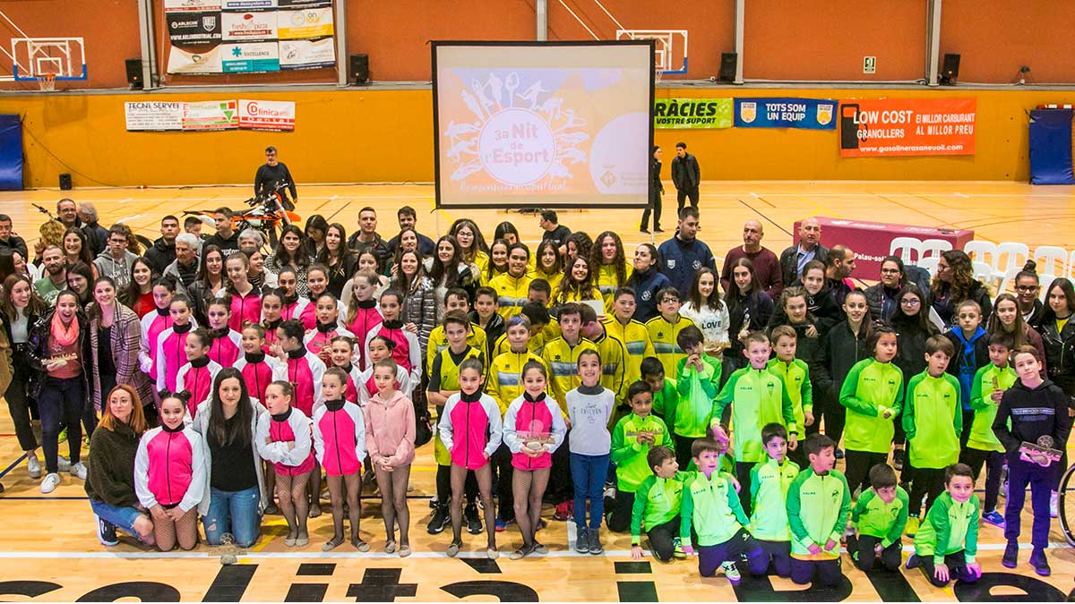 <i class='fas fa-caret-right fa-lg' ></i> 3a Nit de l'Esport:foto de família al final de la gala. [Foto:Ajuntament].
