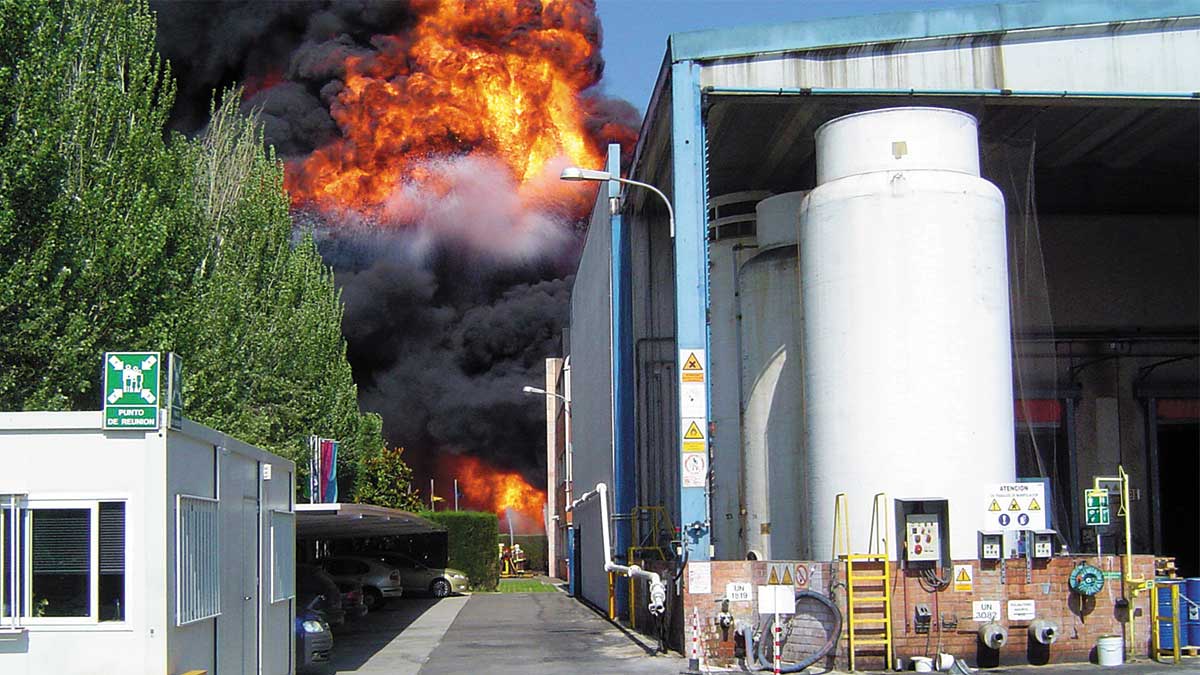 <i class='fas fa-caret-right fa-lg' ></i> 2008. Un incendi crema part de la multinacional Sakata INX.