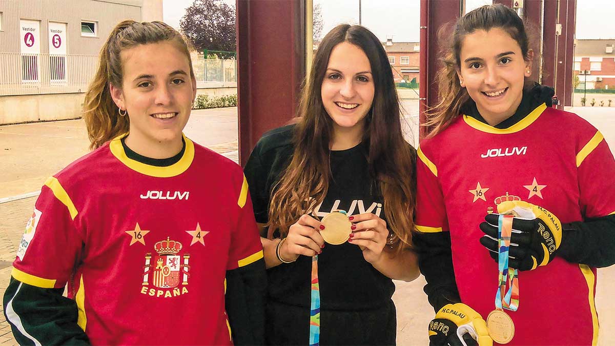 <i class='fas fa-caret-right fa-lg' ></i> 2016. Berta Busquets, Laura Puigdueta i Laura Vicente campiones del món d'Hoquei Femení.