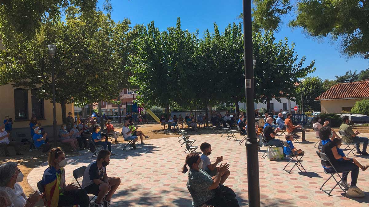 <i class='fas fa-caret-right fa-lg' ></i> Acte Institucional | Públic assistent complint les mesures de seguretat.