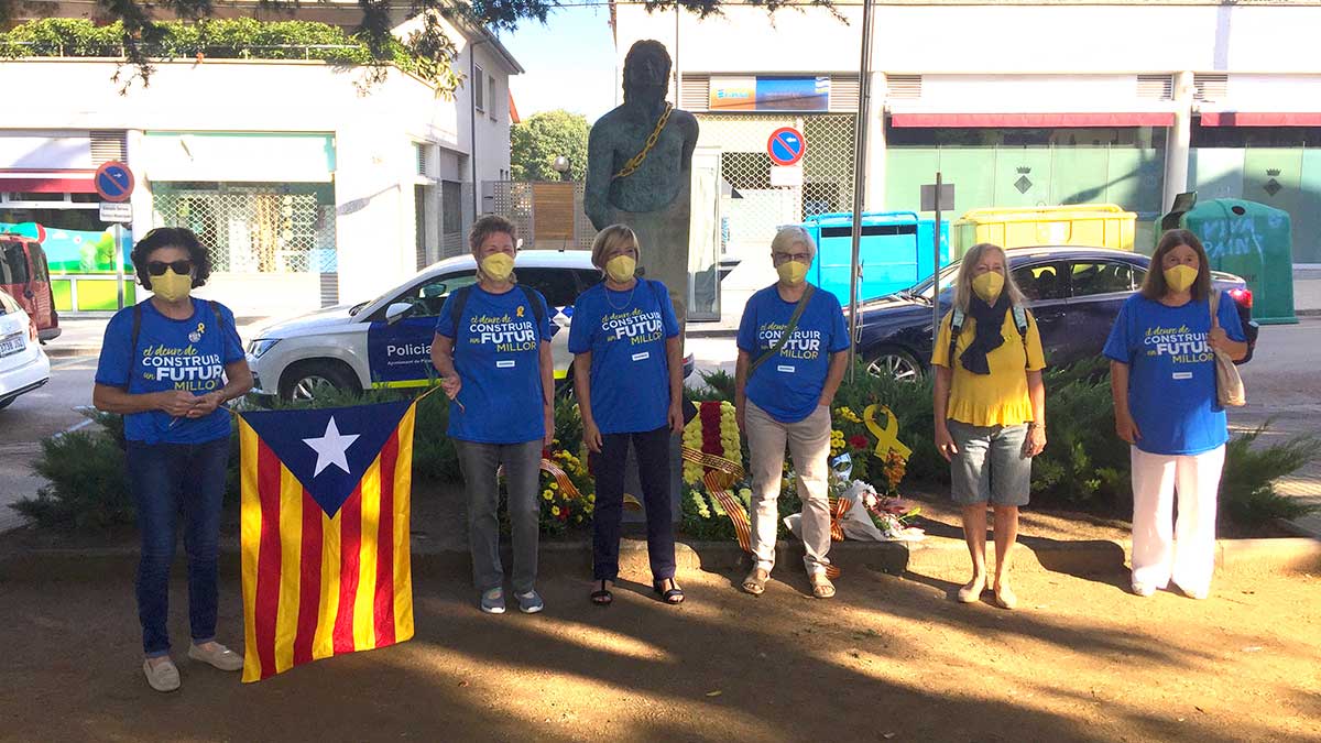 <i class='fas fa-caret-right fa-lg' ></i> Ofrena floral | Bufanderes per la Llibertat.