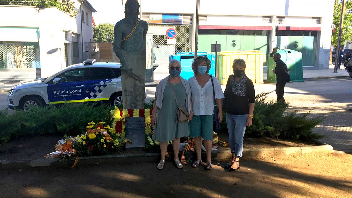 <i class='fas fa-caret-right fa-lg' ></i> Ofrena floral | Associació Dones per les dones.