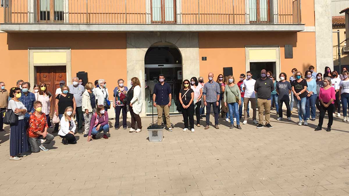 <i class='fas fa-caret-right fa-lg' ></i> Foto de grup dels assistents a l'acte.