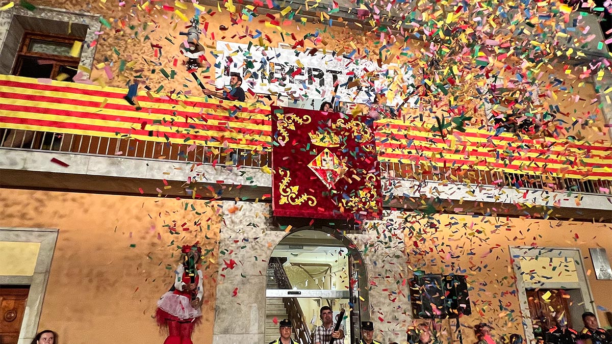 <i class='fas fa-caret-right fa-lg' ></i> Viu la Festa Major 2022.