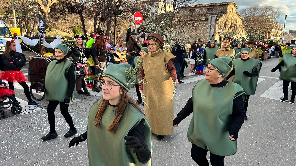 <i class='fas fa-caret-right fa-lg' ></i> La rua de Carnaval:Noies de l'or líquid