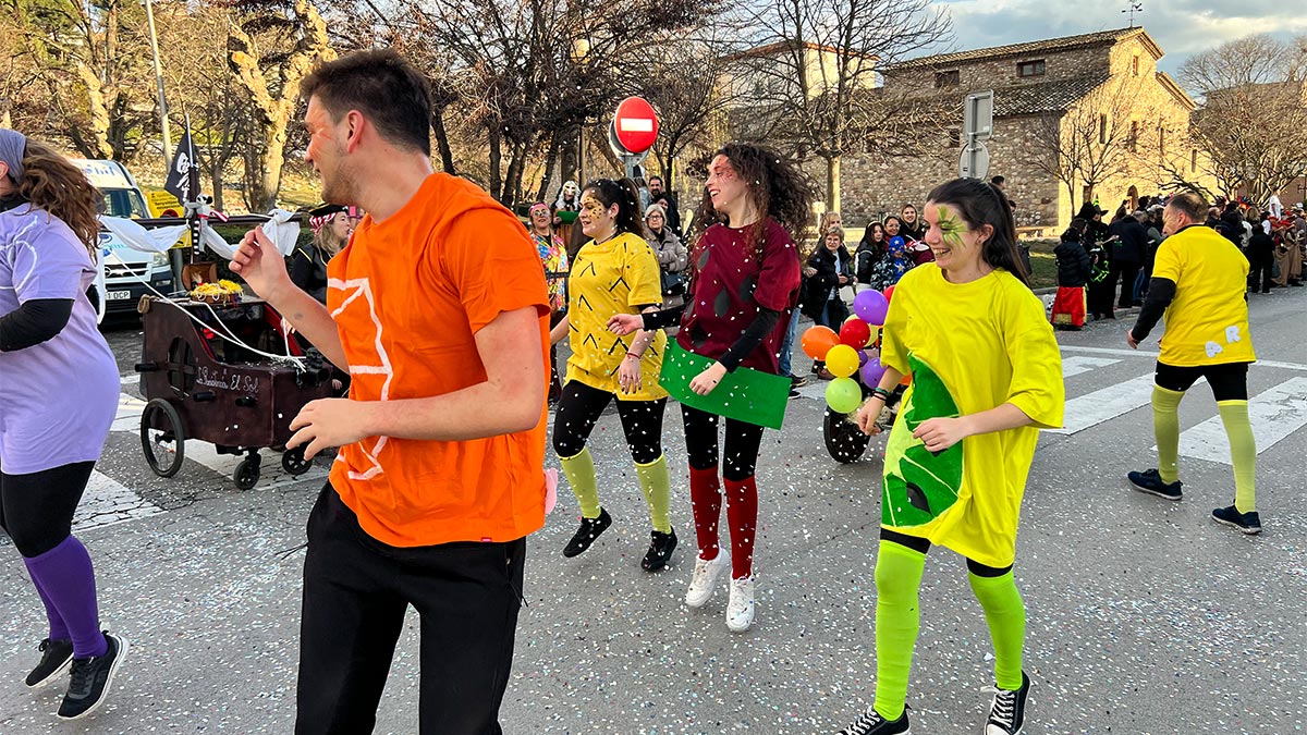 <i class='fas fa-caret-right fa-lg' ></i> La rua de Carnaval:Macedònia