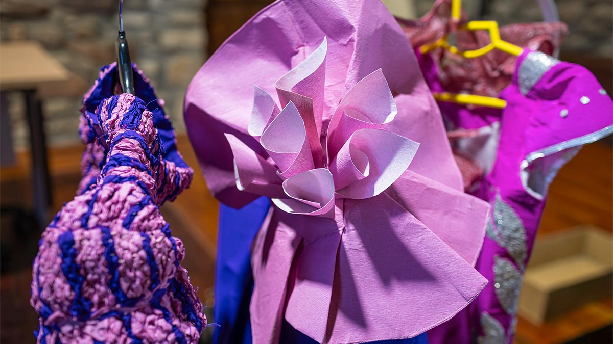 <i class='fas fa-caret-right fa-lg' ></i>Desfilada de vestits de paper © M Monfort