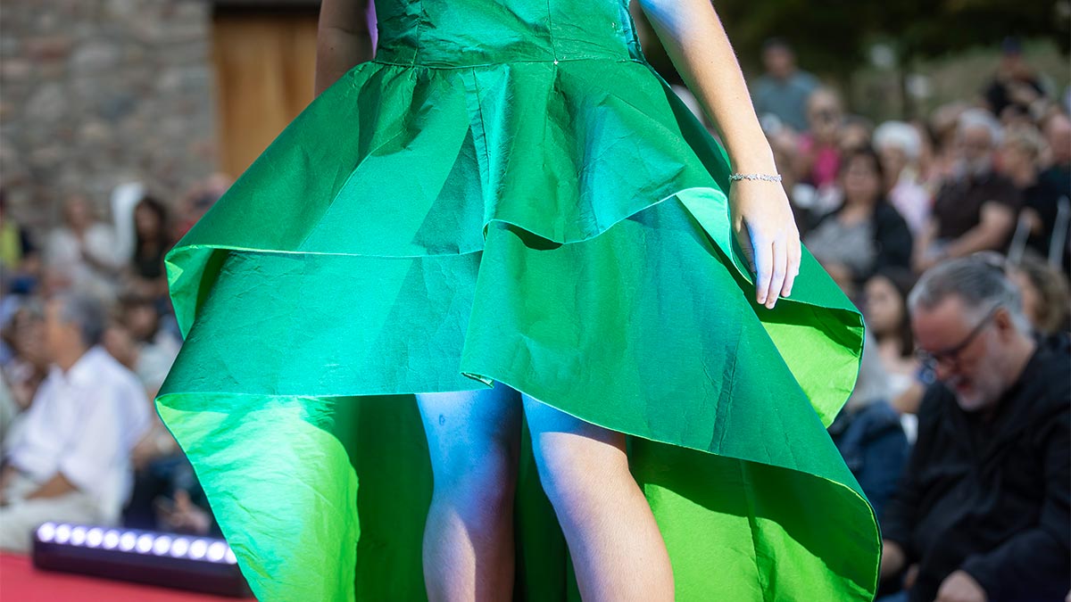 <i class='fas fa-caret-right fa-lg' ></i>Desfilada de vestits de paper © M Monfort