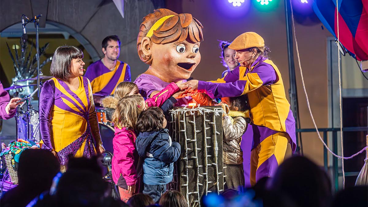 <i class='fas fa-caret-right fa-lg' ></i> Viu el Nadal:encesa de llums