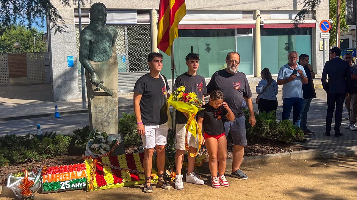 <i class='fas fa-caret-right fa-lg' ></i> Diada - Ofrena Floral - Associació Deixebles del Dimoni de la Pedra Llarga