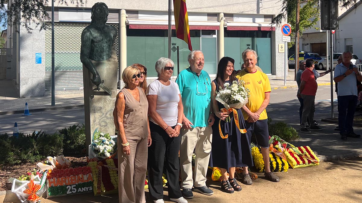 <i class='fas fa-caret-right fa-lg' ></i> Diada - Ofrena Floral - Associació d'Amics de Josep Martí i Cristià